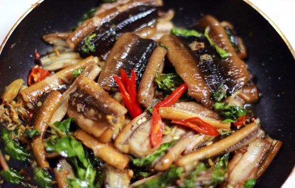 Cách làm món lươn xào sả ớt đạm đà bữa cơm ngày rét